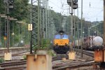 Die Class 66 DE6301 von DLC Railiways steht in Aachen-West  mit einem Containerzug bei Wolken.