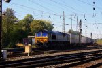 Die Class 66 DE6302 von DLC Railways fhrt mit einem Containerzug von Aachen-West nach Belgien bei Sonne.