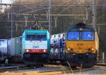 Die Class 66 DE6301 von DLC Railways mit einem Autozug und auf dem Nebengleis steht die Cobra 2841 mit einem Containerzug in Montzen-Gare(B) am 15.1.2012.