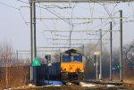 Die Class 66 DE6301 von DLC Railways kommt mit einem einem Bulkhaul-Ganzzug aus Richtung Aachen-West und fhrt durch Montzen-Gare(B) nach Zeebrugge-Ramskapelle(B) bei schnem Winterwetter am 11.2.2012.