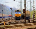 Die Class 66 DE6302 von DLC Railways fhrt mit einem P&O Ferrymasters Containerzug aus Brindisi(I) nach Muizen(B) bei der Ausfahrt von  Aachen-West in Richtung Belgien bei Wolken am 15.4.2012.