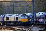 Die Class 66 DE6306 von DLC Railways steht in Montzen-Gare(B) mit einem sehr langen Containerzug bei schem Herbstwetter am 25.11.2012.