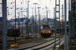 Zwei Class 66 DE6309 von DLC Railways und DE6310  Griet  von Crossrail stehen mit Motor und Licht an in Aachen-West am 28.12.2013.