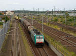 186 233 der Lineas rollte am 30.08.20 mit einem gemischten Güterzug in die Bitterfelder Bahnunterführung Richtung Dessau.