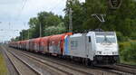 LINEAS Group NV/SA, Bruxelles [B] mit  186 456-0  [NVR-Nummer: 91 80 6186 456-0 D-Rpool] und einem Coilzug am 29.08.22 Vorbeifahrt Bahnhof Dedensen-Gümmer.
