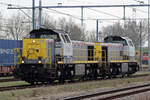 Lineas 7783 (077 083-8) mit 7868 (077 168-7) aufgenommen vom Bahnsteigende in Lage Zwaluve 2.12.2022