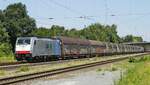 Am 07.07.2023 befördert die LINEAS-186 497 einen Güterzug durch Scheeßel an der Rollbahn