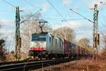 186 505 LINEAS mit Containerzug in Herten, Januar 2025.