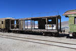 Durch diesen luftdurchl�ssigen G�terwagen ist im Hintergrund ein �ber 5000 m�M hoch gelegenen Berggipfel zu sehen.