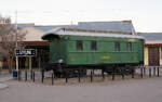 Alter Personenwagen vor dem Bahnhof Uyuni auf 3669 m�M.