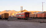 Sonnenuntergang kurz vor 18 Uhr: ein einsamer Personenwagen inmitten vielen G�terwagen im Bahnhof Uyuni. Uyuni, 24.7.2015