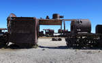 Das einsame Drehgestell zwischen zwei Dampfloks einmal anders: viele Fotomotive auf dem Eisenbahnfriedhof Uyuni, 25.7.2015