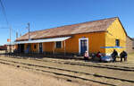 In Tiahuanaco (ca 70 km westlich von La Paz) befindet sich nicht nur die wichtigste, pr�hispanische St�tte Boliviens, sondern auch dieser Bahnhof.