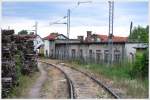 An der Zufahrt zum Lokdepot Bihać hängt sogar noch die Fahrleitung, die auf der Strecke schon vielerorts entfernt wurde.