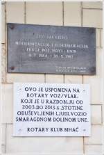 Die Tafeln am Bahnhof Bihać besagen, dass die Strecke von Bosanski Novi nach Knin zwischen 1984 und 1987 ausgebaut und elektrifiziert wurde.