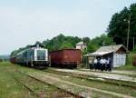 Die ex-DB 212 020-2 der ZBS wartet auf ihrem Weg von Doboj nach Tuzla im Bahnhof Dobosniza eine Zugkreuzung ab