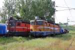 Depot Doboj am 23.5.2011  Im Vorfeld vor den Lokschuppen befinden sich an diesem Tag  eine orange lackierte E-Lok mit der Nummer 441524 und daneben   eine rot lackierte E-Lok mit der Nummer 441803.Sie
