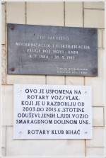 Die Tafeln am Bahnhof Bihać besagen, dass die Strecke von Bosanski Novi nach Knin zwischen 1984 und 1987 ausgebaut und elektrifiziert wurde. Es handelte sich dabei um die Hauptstrecke zwischen Split und Zagreb mit usserst dichtem Zugsverkehr. Von alledem ist heute kaum mehr etwas zu sehen. Nach dem Krieg von 1991 verfllt die Romantische Strecke durch das Unatal in einen Dornrschenschlaf. Die Signalanlagen sind stillgelegt, die Fahrleitung teilweise abgebaut und Bahnbergangssignale entfernt. Ausser einem bescheidenen Gterverkehr nach Martin Brod verkehrt hier nur noch einmal im Jahr ein aussergewhnlicher Personenzug des Rotary Club Bihać. Die zweite Tafel besagt, dass dieses Jahr das 10jhrige Jubilum des Zuges gefeiert werden konnte. (29.06.2013)