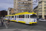 Kölner Achtachser in Sarajevo: 908 (ex 3728) überquert den Skenderija-Platz. Das Kabelchaos wird durch vier kreuzende Obus-Leitungen verursacht. Sarajevo, 26.4.17.