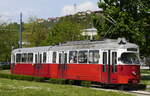 Wiener in Sarajevo: Wagen 713 ist einer von drei noch vorhandenen Sechsachsern der Wiener Serie E. Hier aufgenommen in der weitgezogenen Wendeschleife am Bahnhof, 27.4.17.