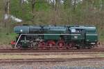 Pause für Laubfrosch 464 202 in Luzna u Rakovnika am 11 Mai 2024 -sie ist gerade mity ein Sonderzug aus Praha eingefahren und bekommt Kohle und Wasser für einige Dampffahrten.