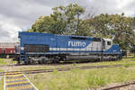 Die Diesellok EMD SD40-2 9526 (umbaute und umspurte für Meterspur) in der neuen Lackierung im RUMO Betriebswerk Curitiba am 21.