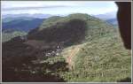 hnlich wie am Albula bei Bergn windet sich die Strecke zwischen Paranagua und Curitiba ber die Sierra Verde. Ich durfte im Fhrerstand mitfahren und habe am Kopf des Lokfhrers vorbei diese Aufnahme der Ausweichstation Marumbi geschossen. (Archiv 02/1979)