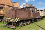 3kV Gleichstrom-E-Lok (Typ B-B-123/123 4GE255) im Eisenbahnmuseum Jundiai/Brasilien. Die Lok wurde 1924 von General Electric in den USA unter der Werksnummer 9408 gebaut und im Juni des gleichen Jahres von der Companhia Paulista de Vias Ferreas (CP) als Lok 502 in Dienst gestellt. Jundiai ist ein Zentrum des Kaffee-Anbaus in Brasilien. Die CP beförderte den Kaffee von Jundiai zum Hafen Santos. 12.10.2017

weitere Informationen:
http://vfco.brazilia.jor.br/locomotivas/Fepasa/15-locomotiva-BB-GE-1m60-6501-desenho.shtml