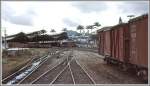 Ausgedehnte Gleisanlagen mit den Hallen des Kopfbahnhofes vor der Altstadt von Sao Joao del Rei.