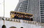 Strassenbahn Santa Teresa im Zentrum in Rio de Janeiro, im Hintergrund ein Teil der Catedral de S�o Sebasti�o.