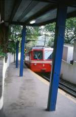 Die Corcovado-Bergbahn bei der Einfahrt in die Bergstation unterhalb der Christusstatue auf einer Hhe von 680 m.