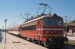 Die 43 556 hat am 03.09.2012 ihren nur aus 2 Wagen bestehenden Zug 20185 aus Shumen pnktlich nach Varna gebracht und wartet jetzt darauf, dass eine Rangierlok den Zug in Richtung Abstellgruppe zieht.