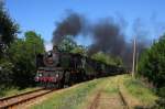 Doppel Dampf Traktion mit 05.01 und 03.12 der bulgarischen Staatsbahn
am 11.5.2013. Der von einer Reisegruppe gecharterte Sonderzug fhrt hier
am Stadtrand von Kardzali mit viel Power nach Pedkovo vorbei. 