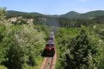 Die bulgarische 07.124 hat einen Sonderzug am Haken und schleppt diesen   hier bei Perperekam 11.52013 durch die bewaldeten Berge in Richtung Most.