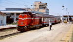 BDZ 55 090.5 im Juni 2000 mit einem grenzüberschreitenden Personenzug nach Bulgarien im damals noch jugoslawischen (heute serbischen) Bahnhof Nis.
