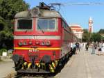 Elektrische Lokomotive 44 117 der BDZ mit einem Schnellzug von Varna nach Pleven vor der Abfahrt von Varna Hbf.