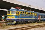 Elektrische Lokomotive 44.002 der Bulgarischen Staatsbahn am 25. August 2004 im Bahnhof Sofia. Diese Lok, von Skoda in den 70er Jahren geliefert, wurde in diesem Jahr von Koncar in Zagreb komplett berholt und mit diesem blau/gelben Anstrich versehen