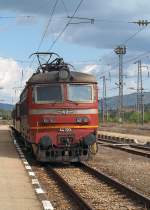 Der am 10.09.2012 um 20 Minuten versptete Zug 30261 trifft, aus Asparuchovo kommend, im Bahnhof Komunari ein.