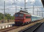 Und hier kommt der Schnellzug 2611  Slatni Pjassatzi , am 10.09.2012 von 44 141 befrdert, in Shumen an.