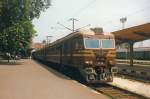 Der Triebzug 32-68 der Bulgarischen Staatsbahn wartet am 11.08.1992 im Bahnhof Burgas auf seine Ausfahrt in Richtung Karnobat. Scan vom Papierabzug