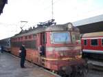 Im Oktober 2007 Stand diese 44 mit einem IC destehend aus 5 Bimz und einem bulgarischen Speisewagen in Sofia.