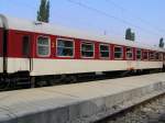 Personenwagen der Serie 74 als Teil von einem Schnellzug von Russe nach Sofia.Der Zug ist am Pavlikeni Bahnhof angehalten.