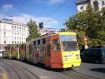 Eine Nesquikstraenbahn fhrt an der Citibank vorbei.