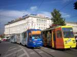 Eine Nesquik- und eine Euroskillstraenbahn begegnen sich vor der Citibank.