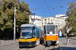 Begegnung zweier Generationen: Pesa Swing auf der Linie 18 Orlandowzi - Journalist-Platz und Inekon auf der Linie 4 Nikola Petkow-Boulevard-Orlandowzi begegnen sich am 05.10.2022 an der Haltestelle