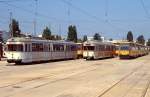 Dei ex-Bonner Tw 408 (links) und 407 (Mitte) sind im Juni 2003 im Depot Sofia abgestellt, Tw 407 trägt sogar noch die Bonner Linienbezeichnung