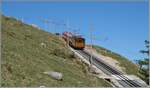 Steil bergauf führt die Trasse der Chemin de Fer de La Rhune, welches eine He 2/2 Drehstromloks mit ihrem Zug gerade befährt. Schön zu sehen, die erst vor kurzem total erneuerten Gleise der Bahn. 

12. April 2024