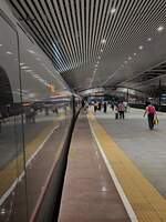 2024.10.27, CR400AF 2160 and unidentified unit, HuMen Station.