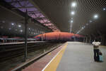 2026.01.25, HuMen Station. Amazing twilight, with a passenger stopped and taking pictures to remember this moment.
---
2026.01.25, Bahnhof HuMen. Atemberaubende Dämmerung, ein Passagier hält inne und macht Fotos, um diesen Moment festzuhalten.