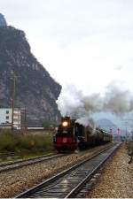 JS 8284 unterwegs mit GmP von Hechi Richtung Pingzhai/Shangchao (hier noch auf der Hauptstrecke), Dezember 2002